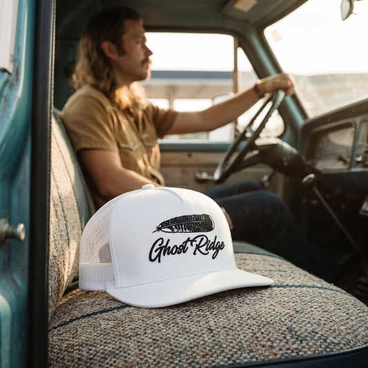 Gorra Ghost Ridge blanca en camioneta estacionada