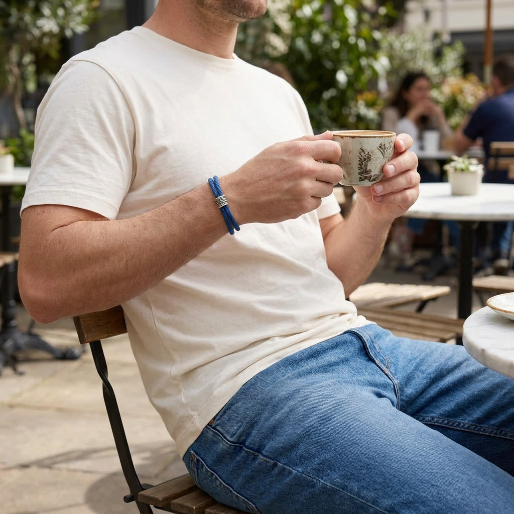 Pulsera azul con pieza geométrica durante un café
