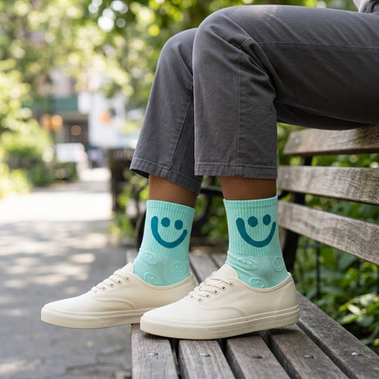 Calcetines aqua Smiley en una escena cotidiana