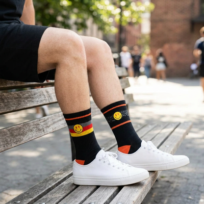 Calcetines negros con caritas amarillas en un look urbano