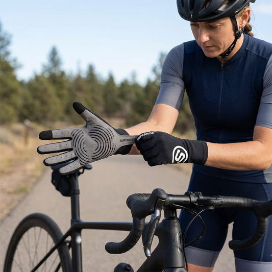Ciclista ajustándose el guante antes de salir