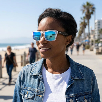 Gafas rectangulares de lentes azules en un paseo costero