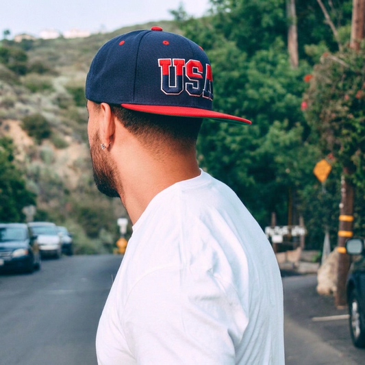 Gorra USA azul marino y roja llevada hacia atrás