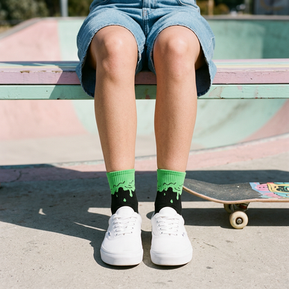 Medias tobilleras verdes y negras en una escena juvenil de skatepark