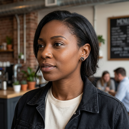 Pendiente de engranaje con chaqueta negra en un café