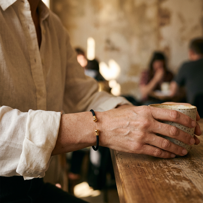 Pulsera abierta negra en una escena de café
