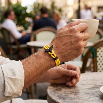 Pulsera amarilla durante un café