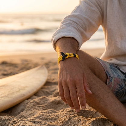 Pulsera amarilla en la playa al atardecer