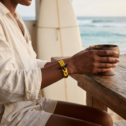 Pulsera amarilla en un café de ambiente surfista