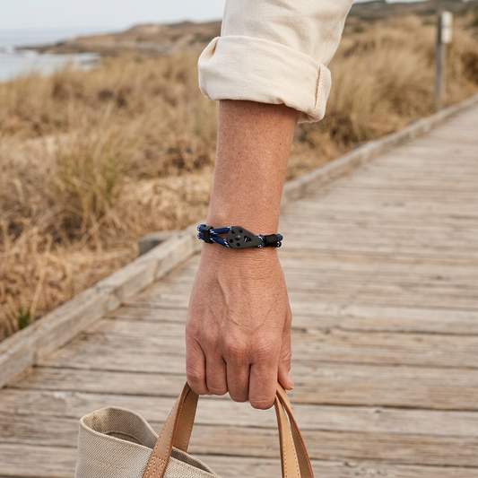 Pulsera azul en un look casual costero