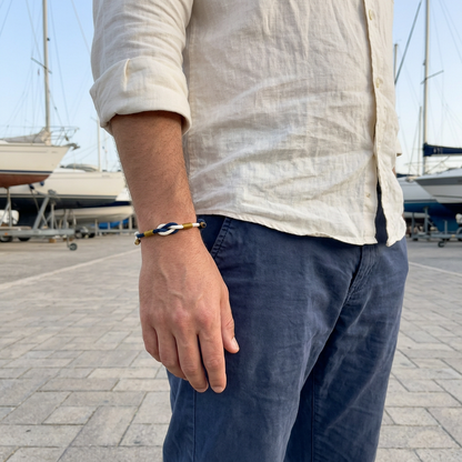 Pulsera de nudo azul y blanca con un look casual náutico