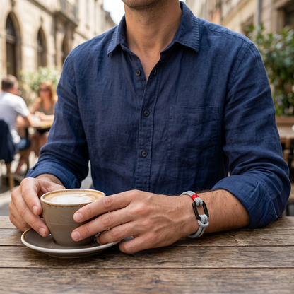 Pulsera gris con gancho negro durante un café