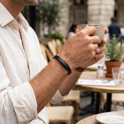 Pulsera plana negra en una escena de café