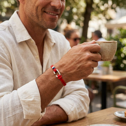 Pulsera roja durante un café