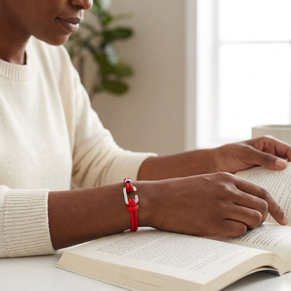 Pulsera roja en una escena de lectura