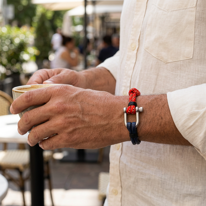 Pulsera roja y azul marino durante un café