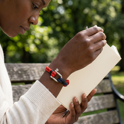 Pulsera roja y azul marino en una escena de lectura
