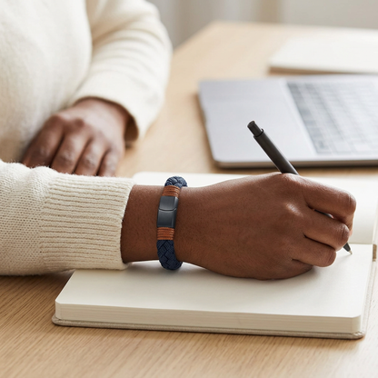 Pulsera trenzada azul marino durante el trabajo