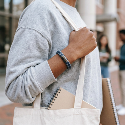 Pulsera trenzada en un look universitario