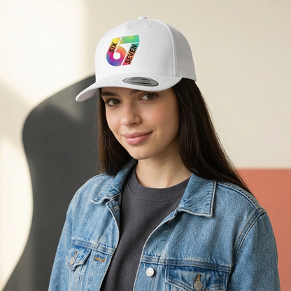 Retrato juvenil con gorra blanca 67 y chaqueta denim